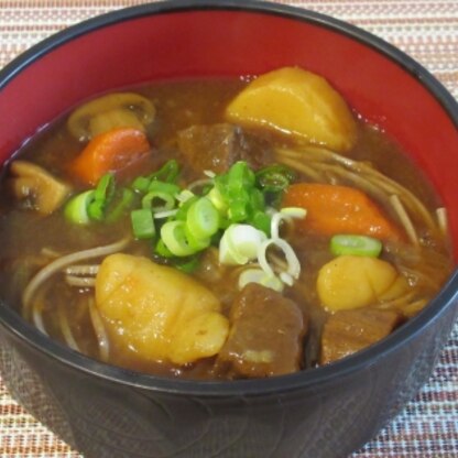 昼食に。
翌日はいつもカレーうどんにリメイクしていましたが、蕎麦もイイですね！
かつお節の風味と旨みが、しっかりと効いてますね^m^
とても美味しかったです♪